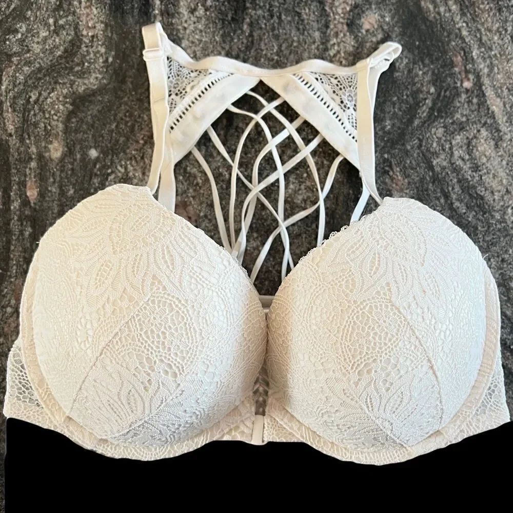 $68 Victoria’s Secret Very sexy Strappy Push up Heavily Padded bra Coconut white